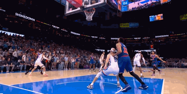 唐斯篮板居然抢不过卡鲁索！
唐斯身高213，臂展222，站立摸高277。
卡鲁索