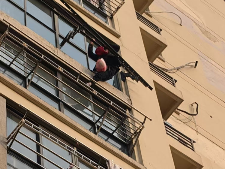 生死13秒，泰州公安高空救回坠楼女子