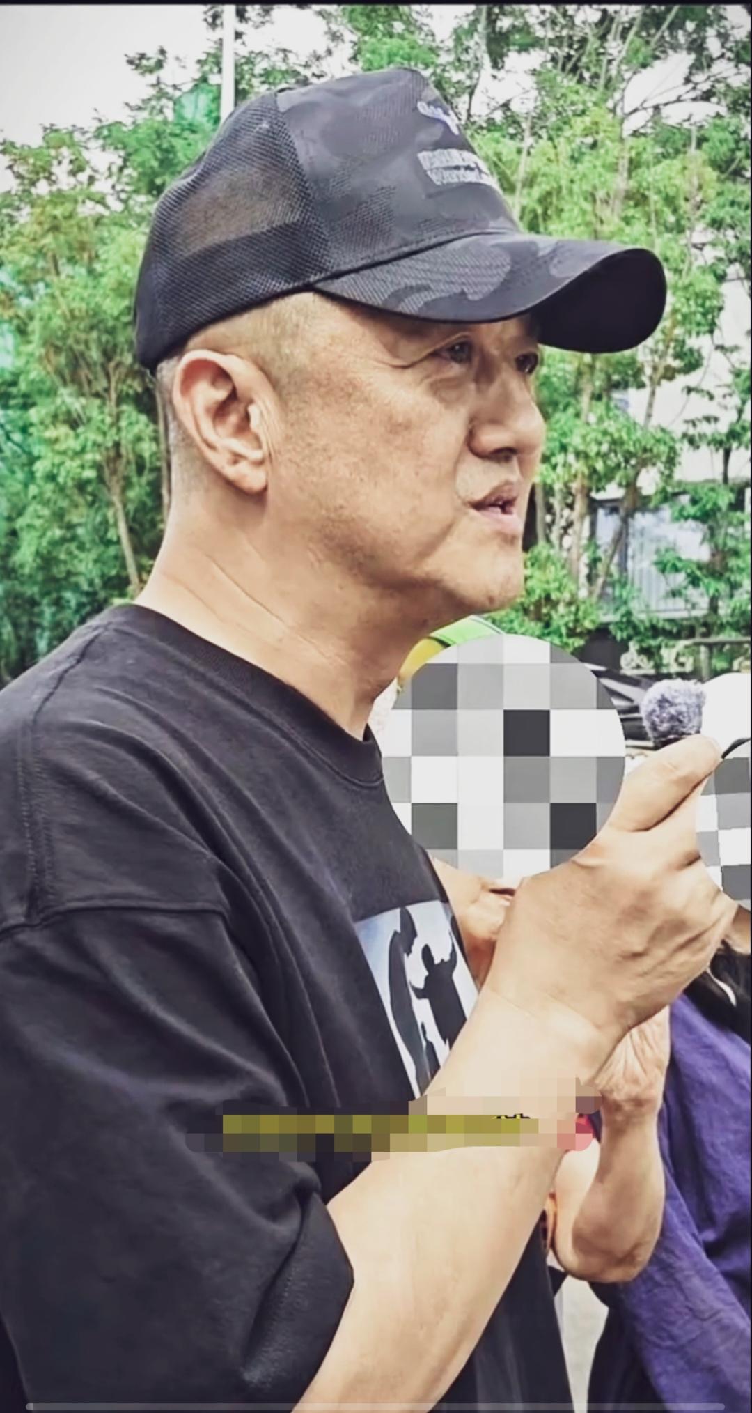 不敢相信，当年意气风发的令狐冲，现在变成这样，满脸沧桑，眼神迷茫。他才54岁呀！