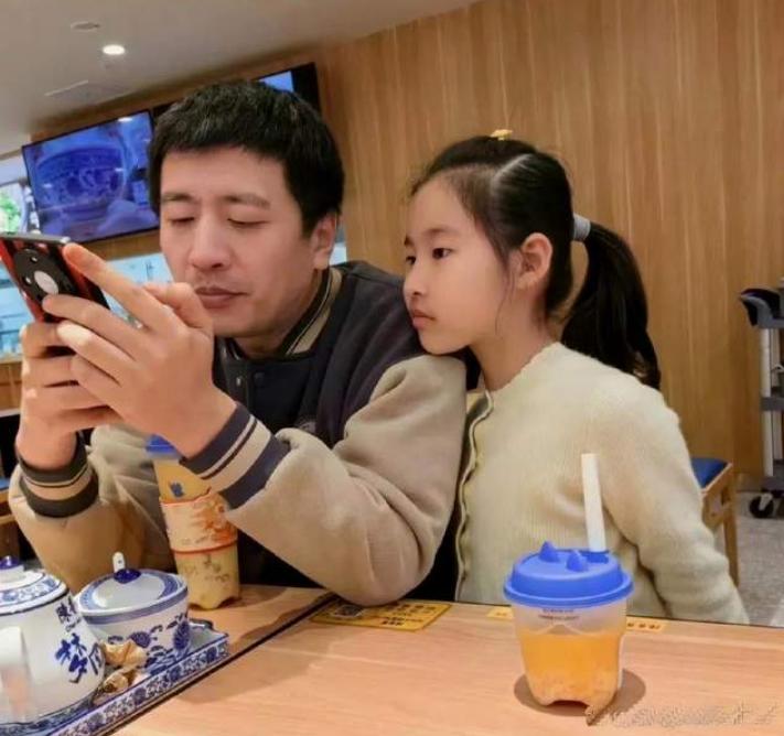 张雪峰为女儿取名“姩菡”，翻了半年字典精心挑选：“姩”为古代美女之意，“菡”取自