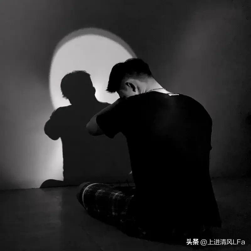 什么样的人迟早能发财？我觉得有几类人很有潜力。
一类是有利他思维的人。他们不自私