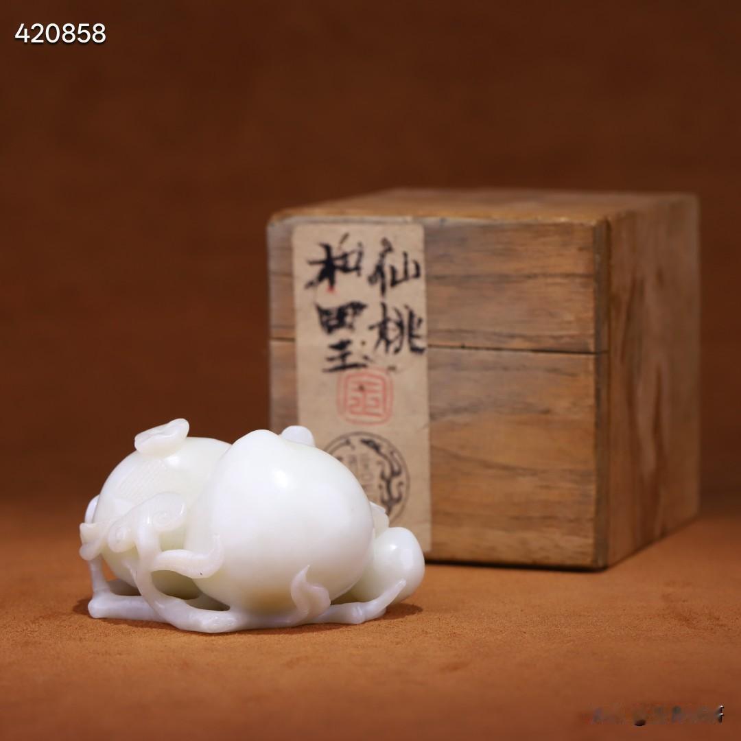 清代 和田玉灵猴献寿摆件
规格：4.7*8.3*6cm
重量：248.7克
玉质