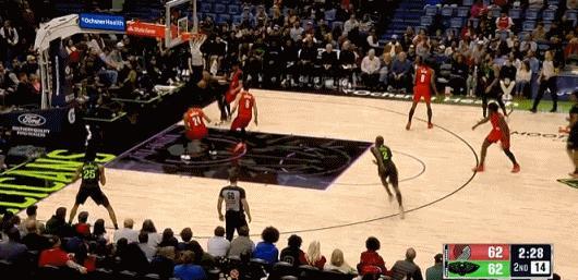 底线突破上篮~！ 