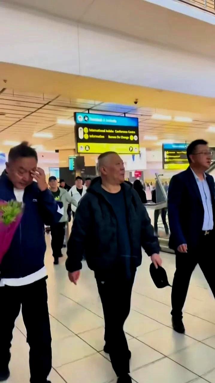 郭德纲又世界巡演了。

网友发视频，郭德纲已经抵达南非，开启非洲巡演。

年过半