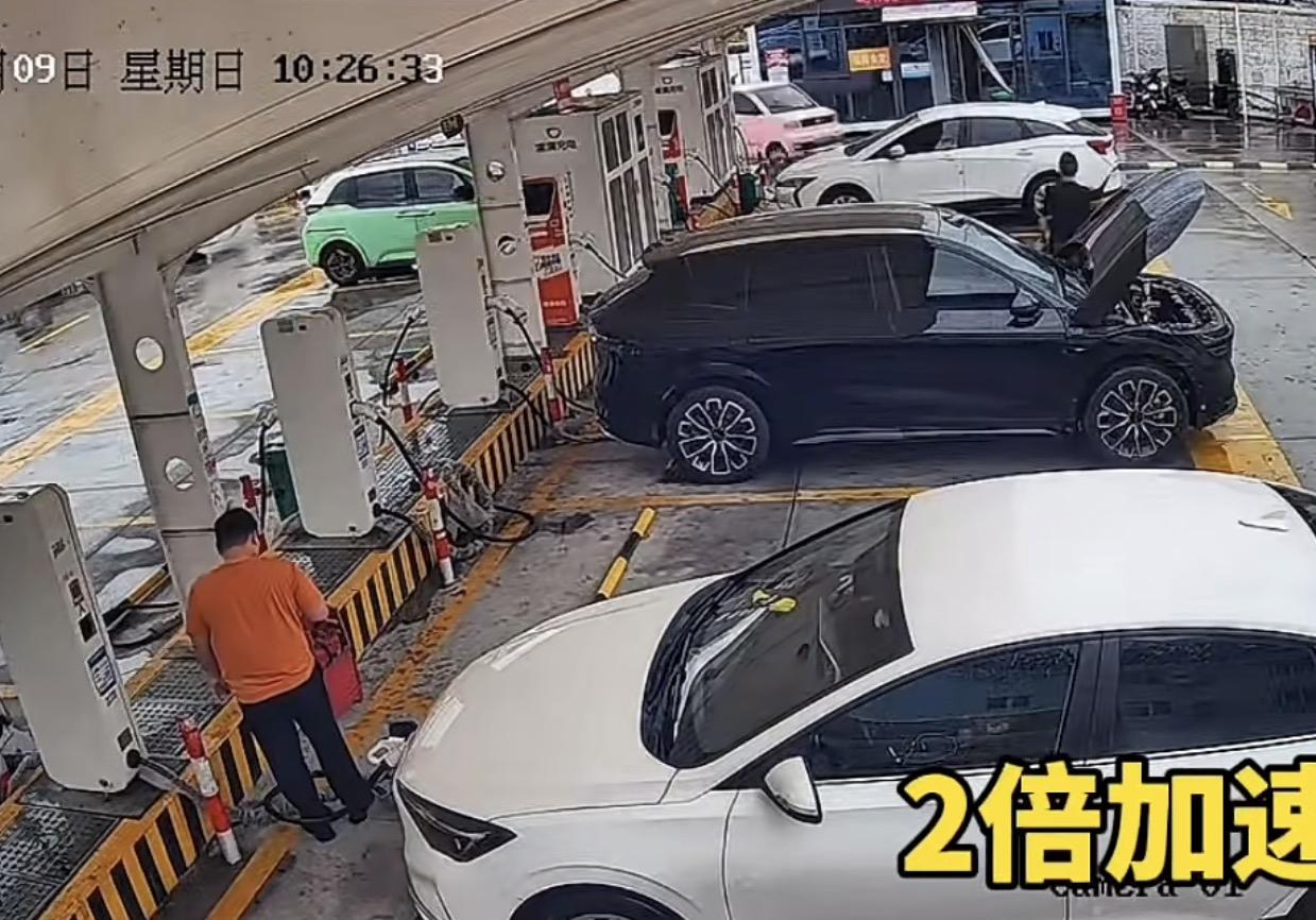据悉，这台极氪7X为外修车辆
当时黑衣男在机舱部分做检查或者维修
车辆未充电状态