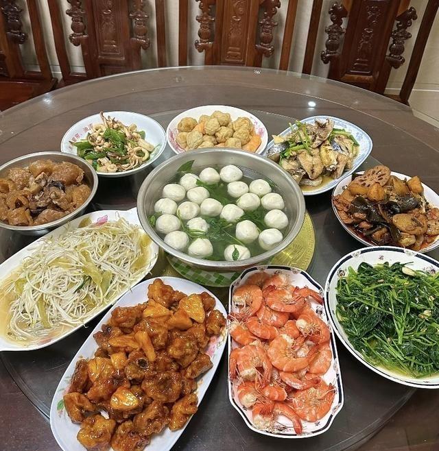 贵州远嫁广东，被婆婆的无辣晚餐整破防了。婆婆做菜不放辣椒，自己做的辣菜家人又不吃
