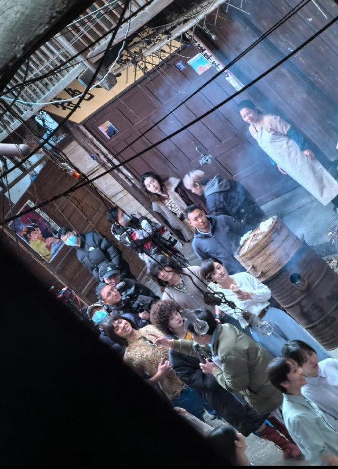 赵丽颖扇巴掌路透  看这路透，赵丽颖完美诠释严肃镇长，这演技谁能不爱，坐等剧集开