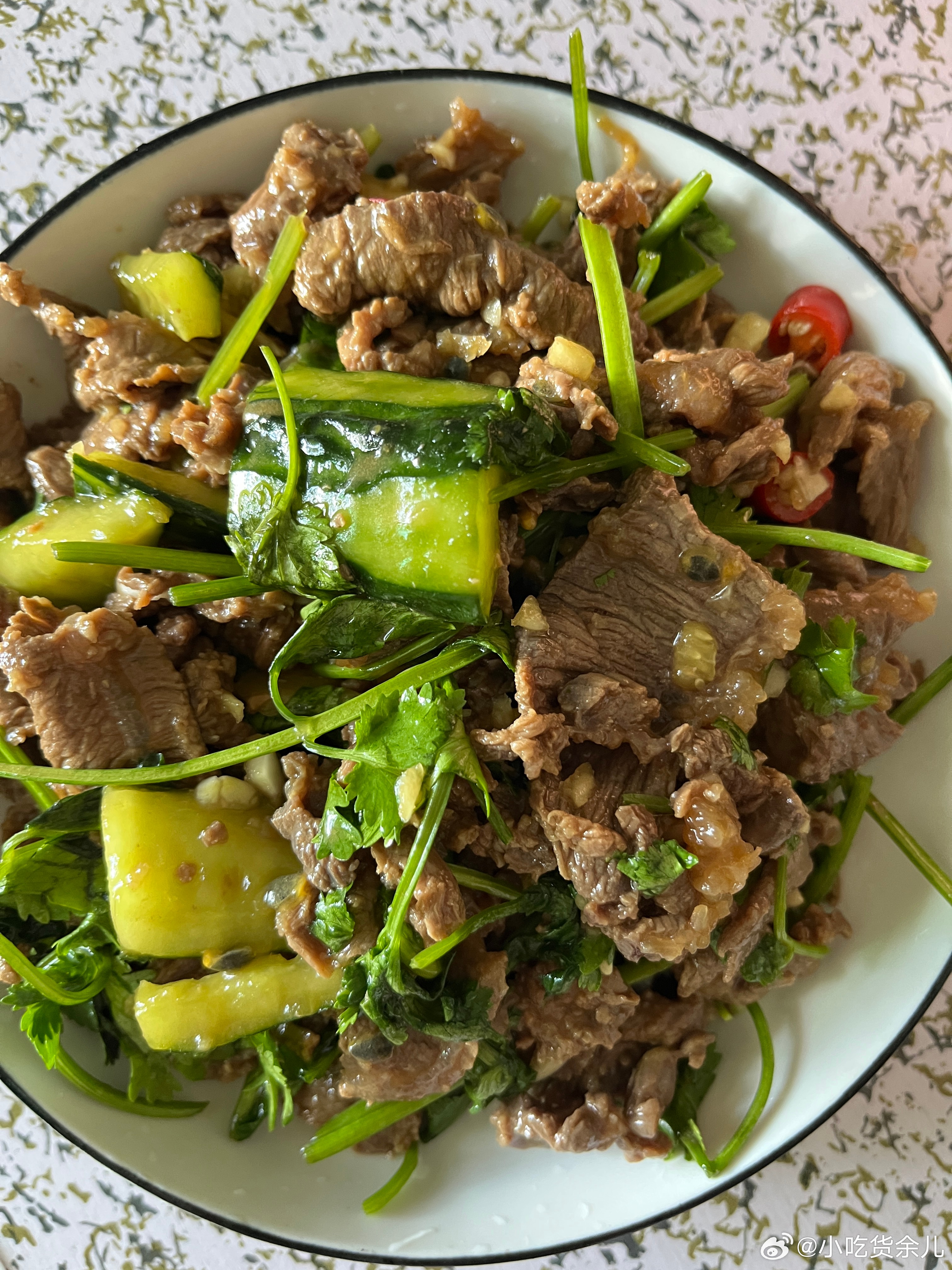 凉拌牛肉也好了，好吃😋留一半给细狗，还有半锅，带过去给妯娌、婆婆她们。香菜故意