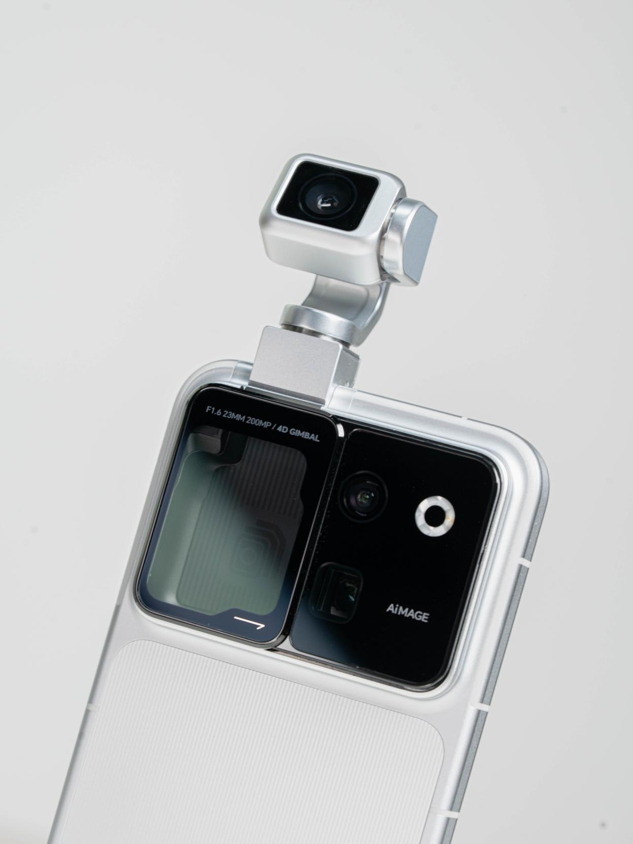 用荣耀Robot Phone拍手势舞真的太省事了。云台摄像头自动跟踪人物，只管做