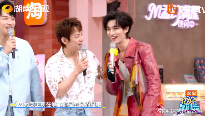 丁程鑫嘴上躺平了身体还在卷何炅保护丁程鑫的腰 嘴上说着“少做点省力气”，身体却诚