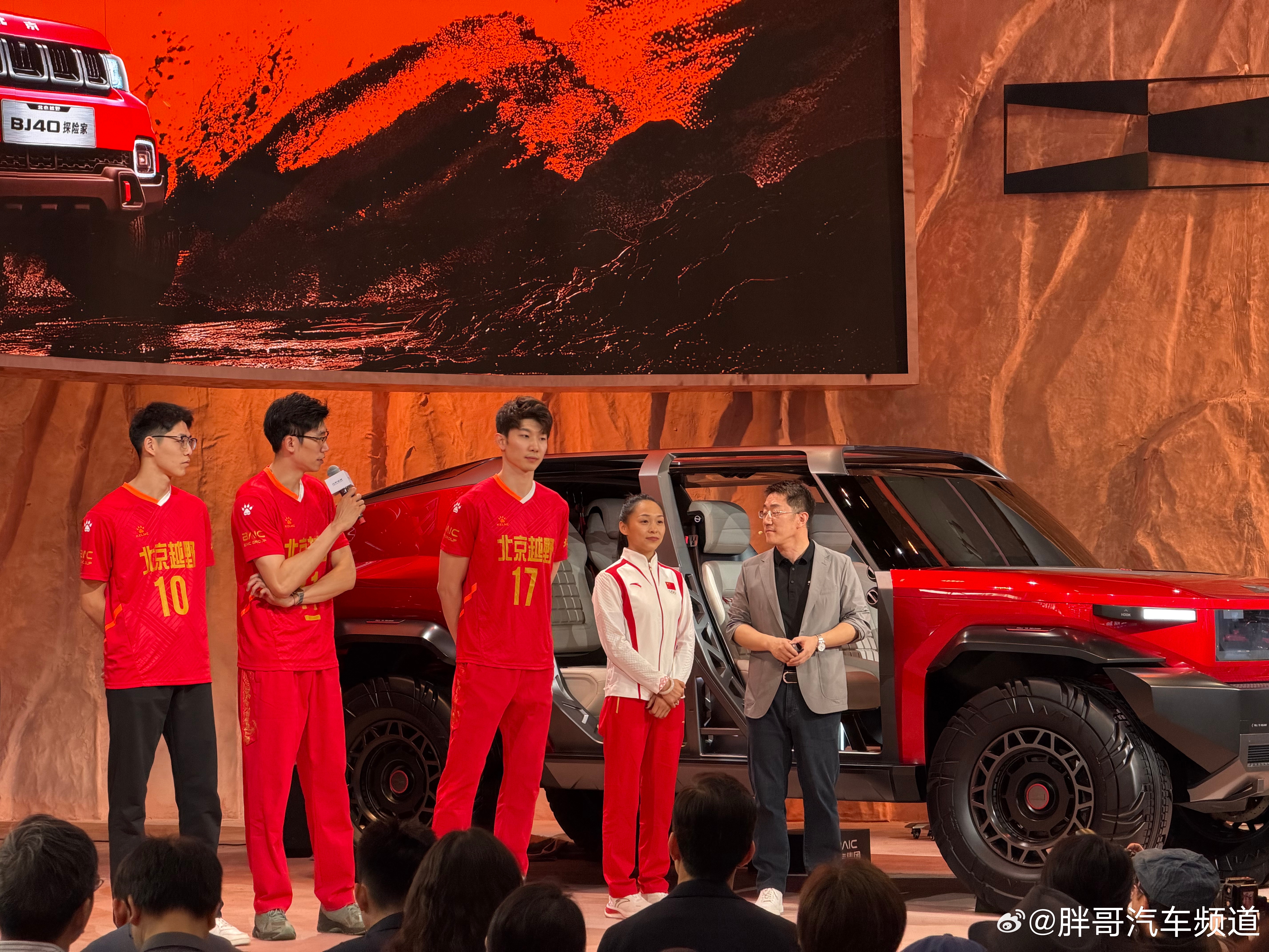 北京越野BJ40探险家开启盲订。新车外观延续BJ40经典的方盒子造型，车头家族化