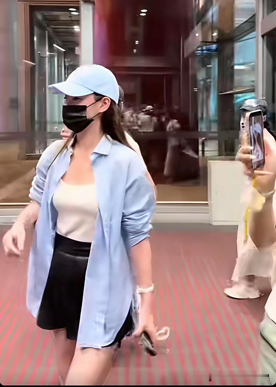 马筱梅的个人人气已经实现反超汪小菲了。
 
即便刻意佩戴帽子口罩刻意降低曝光度，