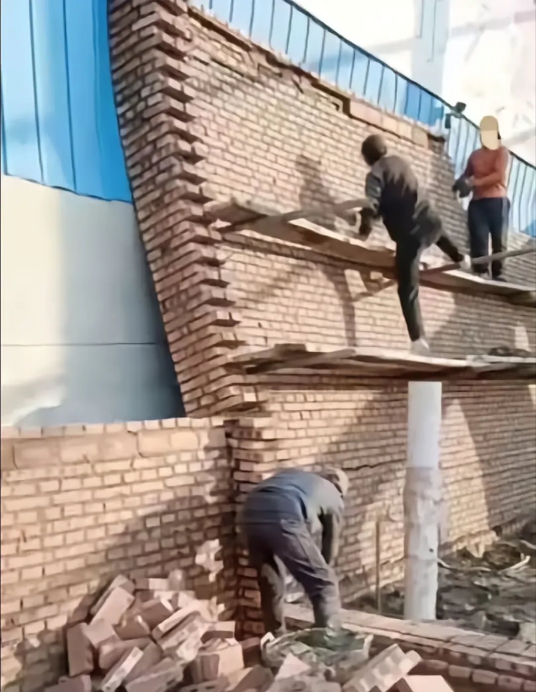 主家建房，没想到墙倒了，把邻家也砸了，有没有懂行的解释一下，这是由于什么原因造成