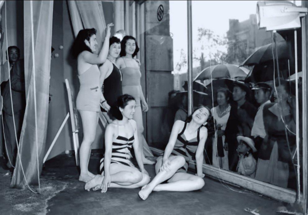 1962年，东京。橱窗里的“Show Girl”，笑贫不笑娼的国度。 