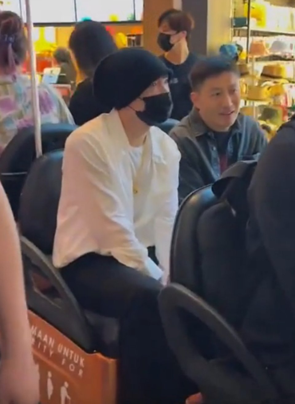 这么糊的图也能看出来眼睛大大的亮亮的583第一次出剧组，有点害羞但是很乖的宝宝