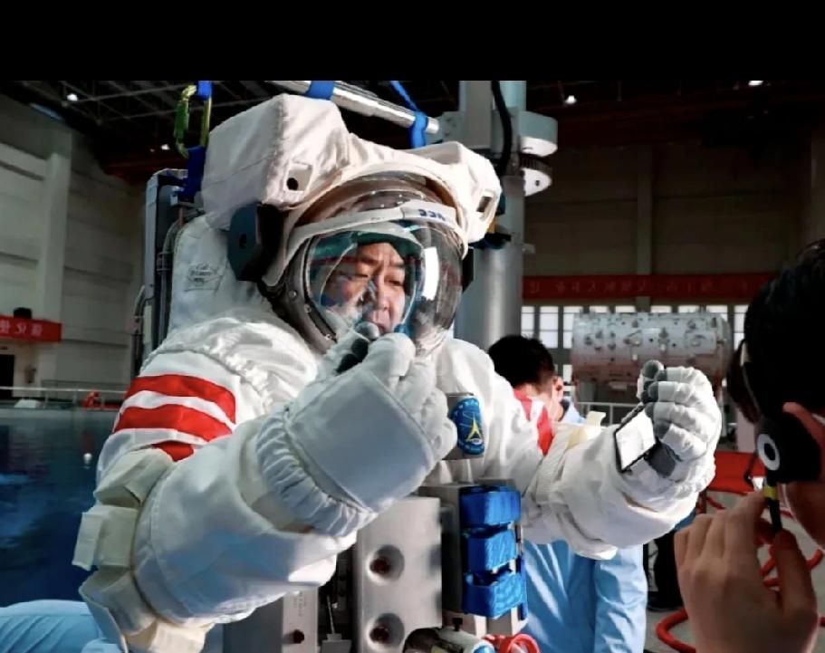 这波操作太“丝滑”！
换乘神舟二十一号
东方大国航天又出新操作！神舟二十号被太空