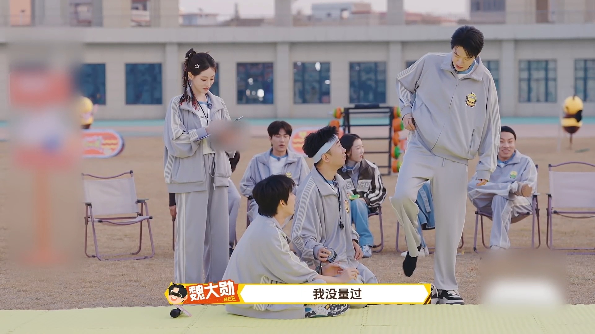 魏大勋付航腿长107真实测量不掺水，魏大勋付航双双107，笔直修长的大长腿，穿什