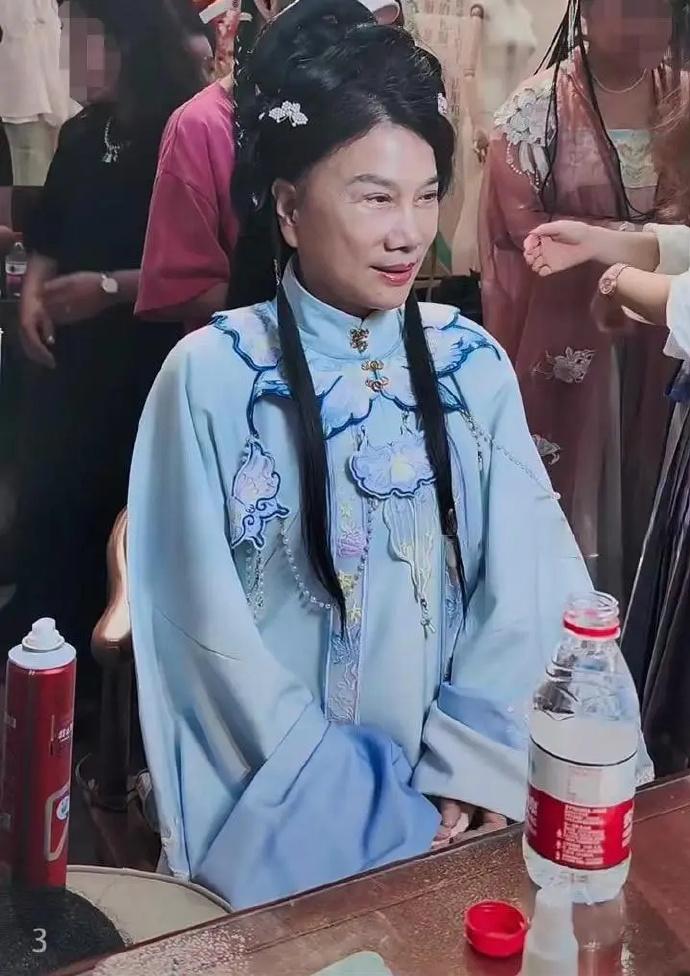 格力掌门人董明珠身穿汉服游览洛阳，铁娘子这身打扮你喜欢吗？