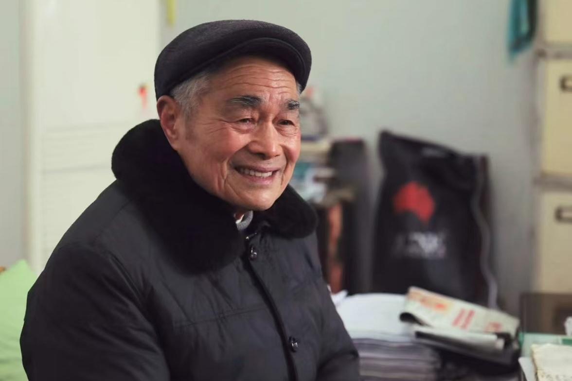 老人对自己生活极度简朴，近乎“抠门”：
 
一张旧木床睡了七八十年，家中没有精致