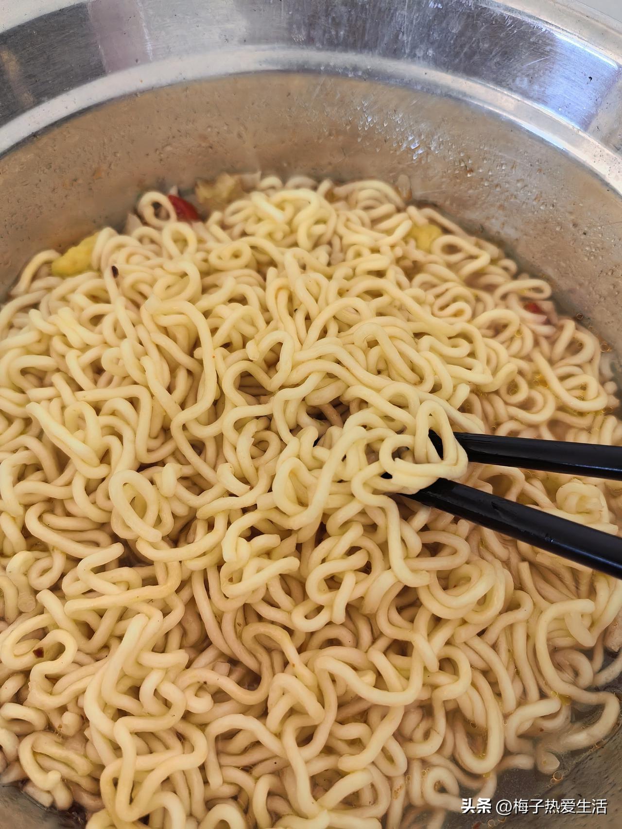 这苦逼的人生啊！陪老爹住了一个星期的医院，一个人排队结算，一个人拎东西，一个人拉
