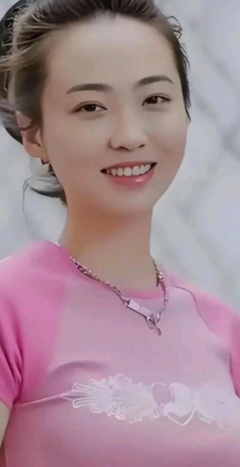 白珊珊，恒大歌舞团团长，1989年生人，属蛇的顶级美女。在最高端的商业舞台上风光