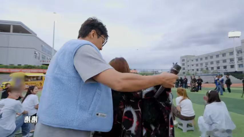 刚才回放邓超脱外套给观众那幕，我直接笑出声。他一边脱还一边问“很冷吗”，这语气太