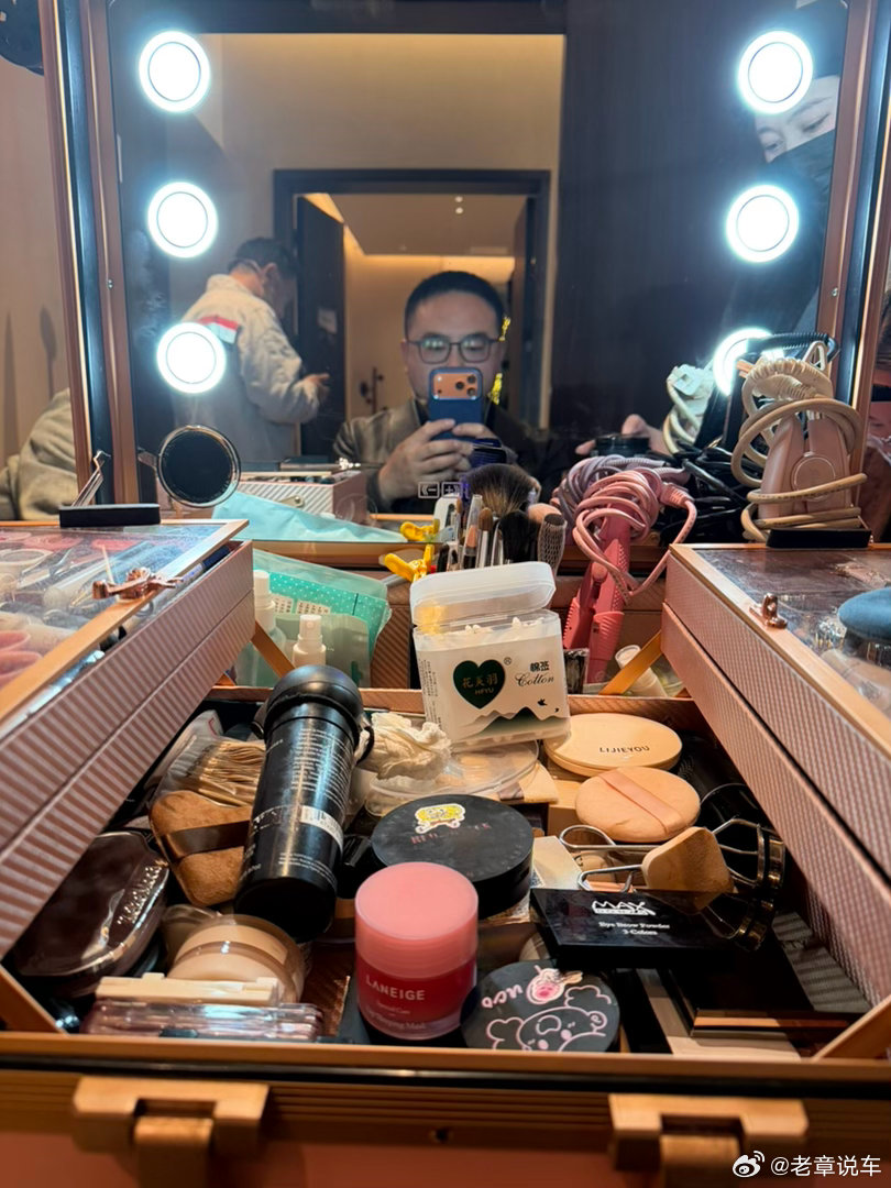 参加上市发布会，非要化妆！在我强烈抗议下，头发上喷了点不知道啥！ 