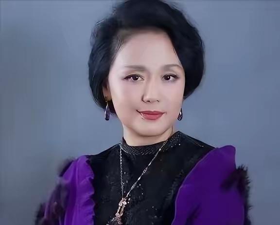 饰演潘金莲的廖学秋因为拍戏，和老公分别了六个月，她归心似箭，往家赶，想给丈夫一个