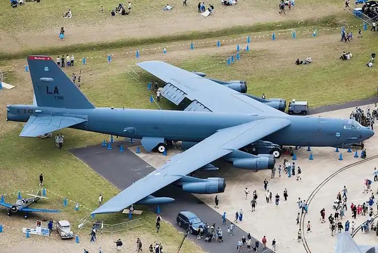 美式霸权，早已在老旧装备频频掉链中，走向轰然崩塌。机舱失压，美军一架B-52发出
