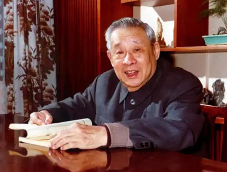 1977年，万里本来要去湖北上任，可临走前，邓小平同志发话了，他对华国锋同志提议