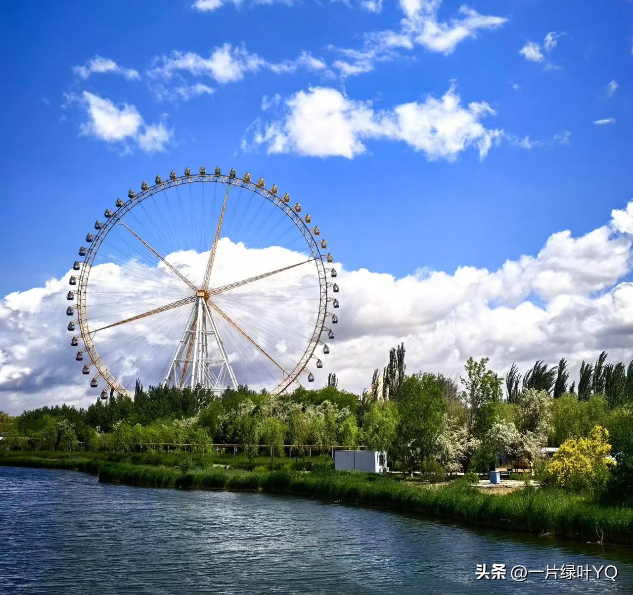 碧海蓝天白云千里
青原碧草牧笛一村