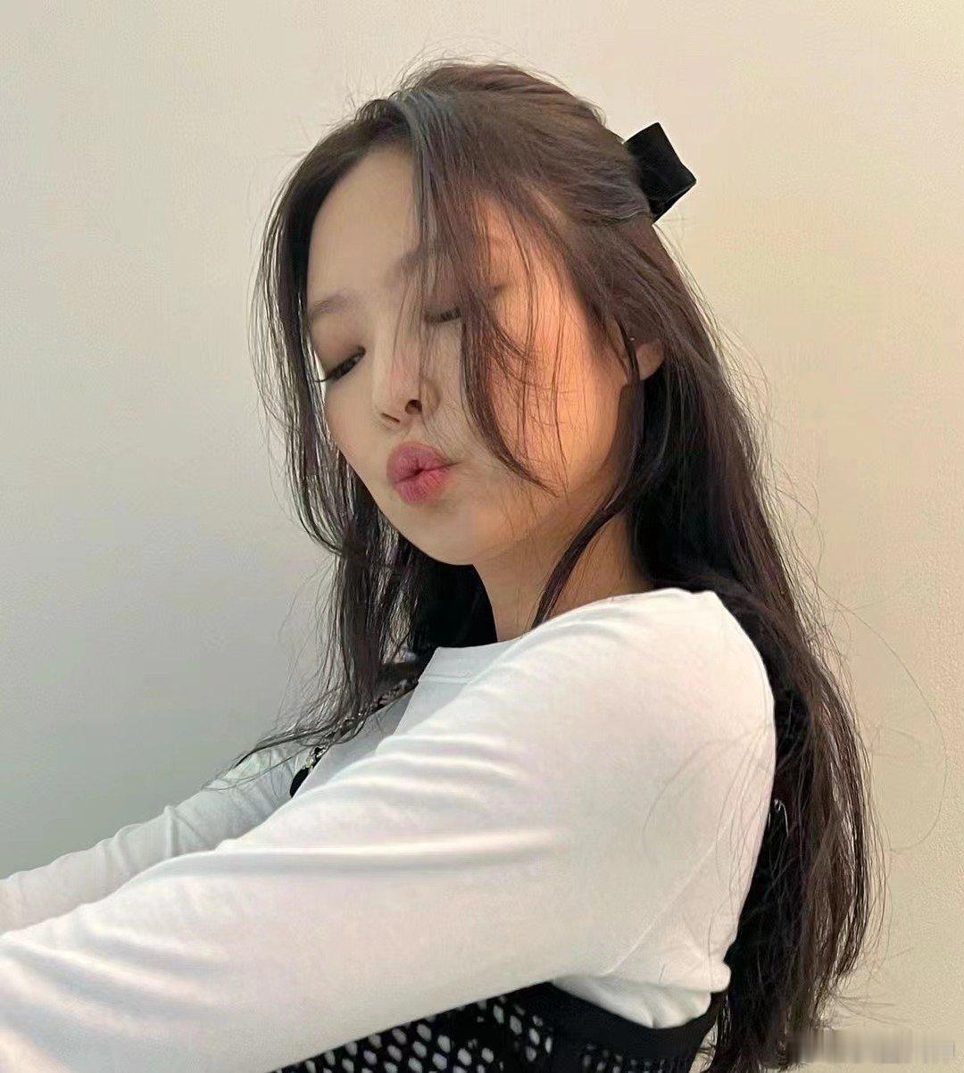 #Jennie抽烟被举报至韩国驻意大利大使馆#什么时候能对女爱豆放宽点呢#网友要