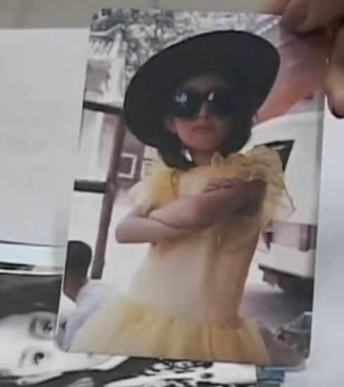 刷到一张杨幂小时候的照片，印象中是第一次见这张照片，原来我姐从小就时尚范十足