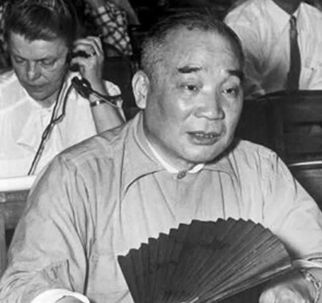 1957年下半年，大量青年人手持一本小册子走上街头，他们高喊口号，向北大校长马寅