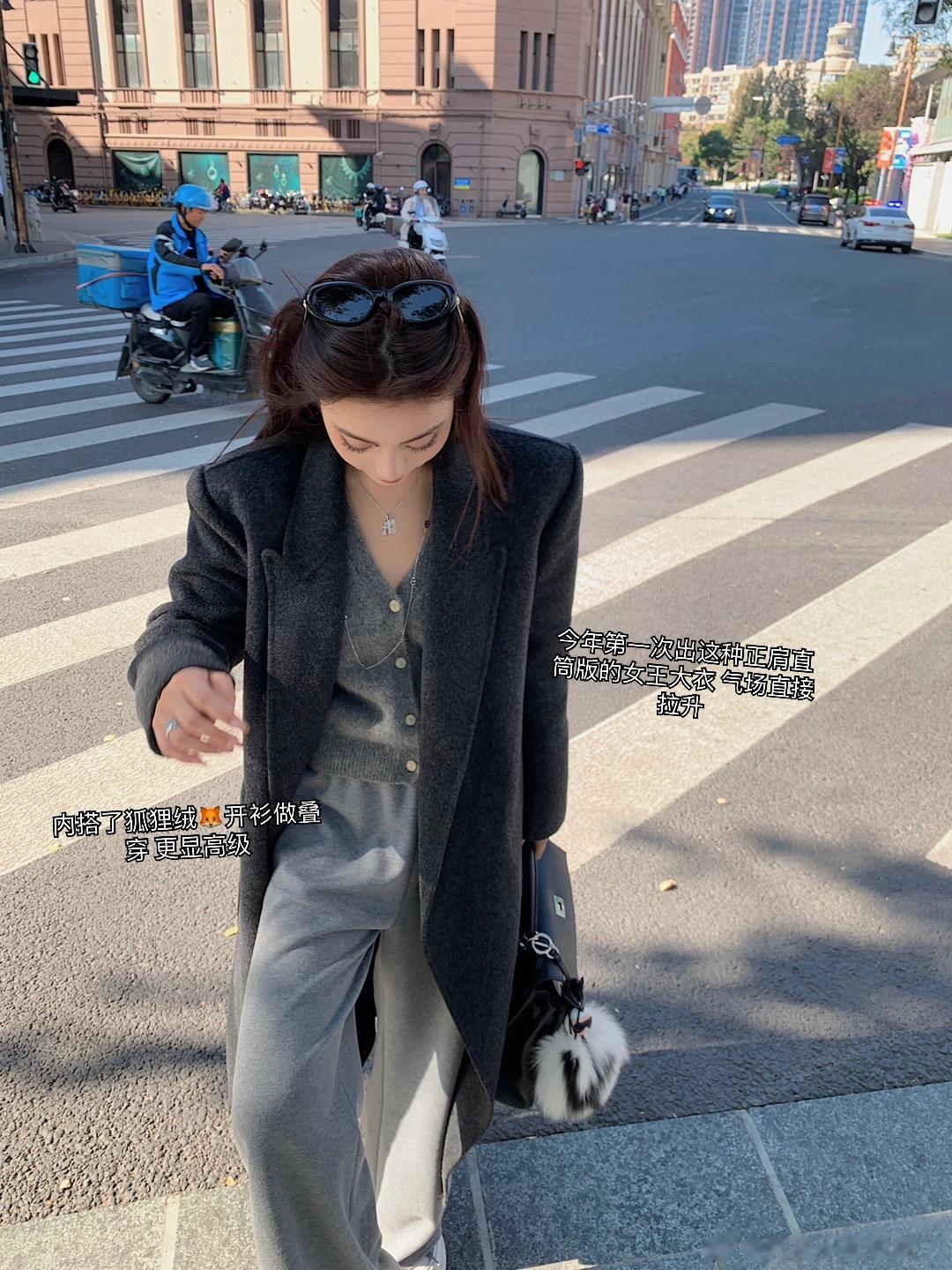 干活了干活了高级感溢出屏幕的秀场大衣！！两组灰色系搭配 狐狸绒开衫 百搭休闲裤 