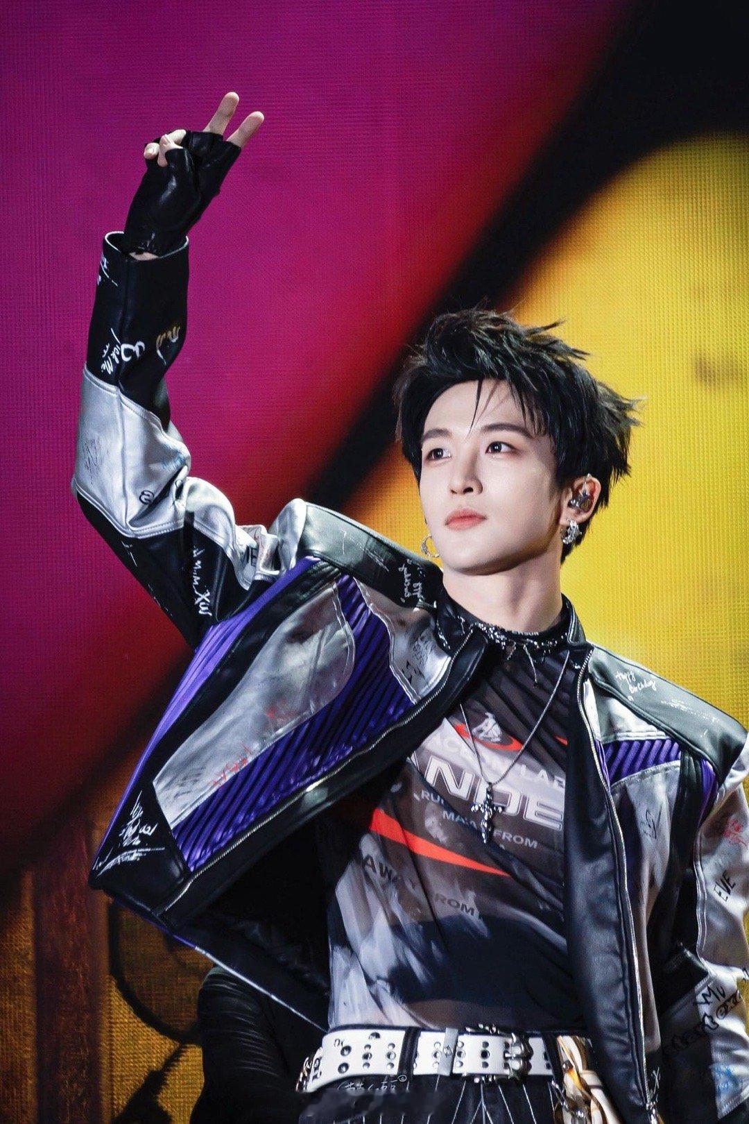 黄子弘凡春晚舞台吊威亚路透浙江卫视春晚 当黄子弘凡吊着威亚升空时，整个浙江卫视春