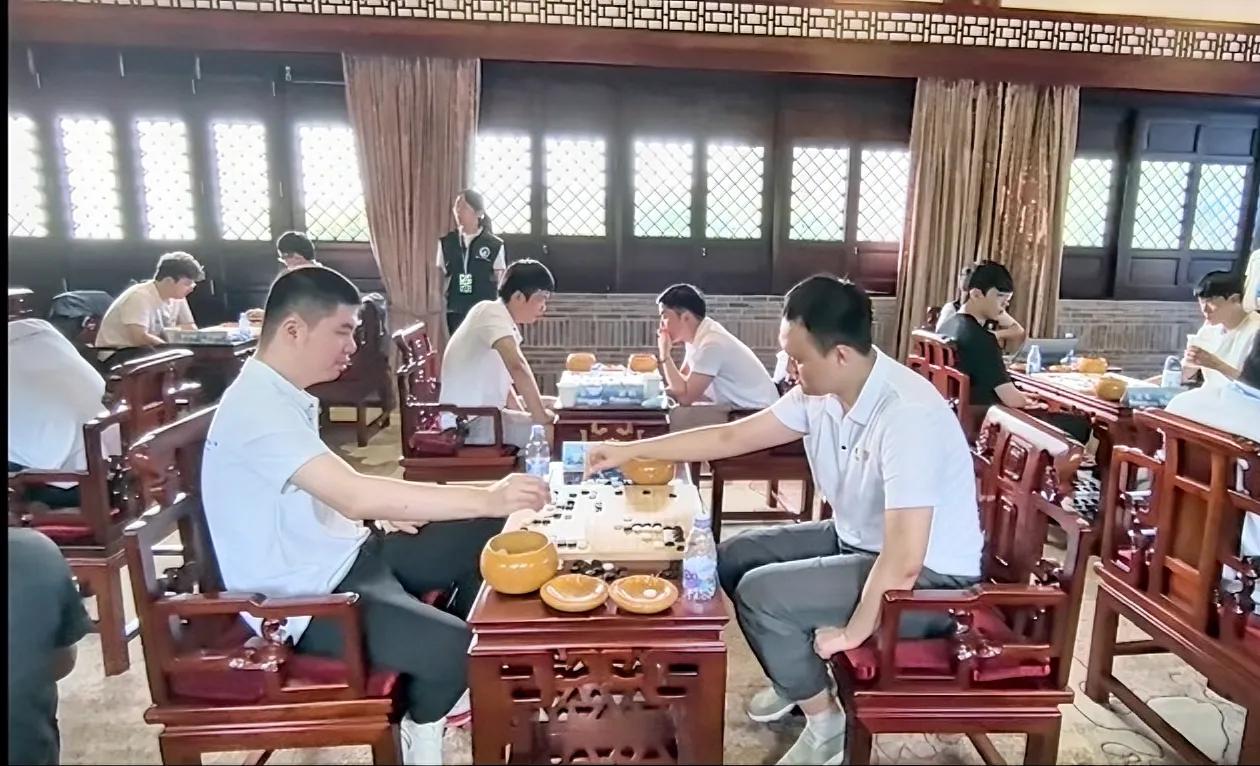 中国大棋士赛预选小组决赛及本赛第一轮战况
预赛，新秀李泽锐、柳琪峰晋级本赛引人瞩