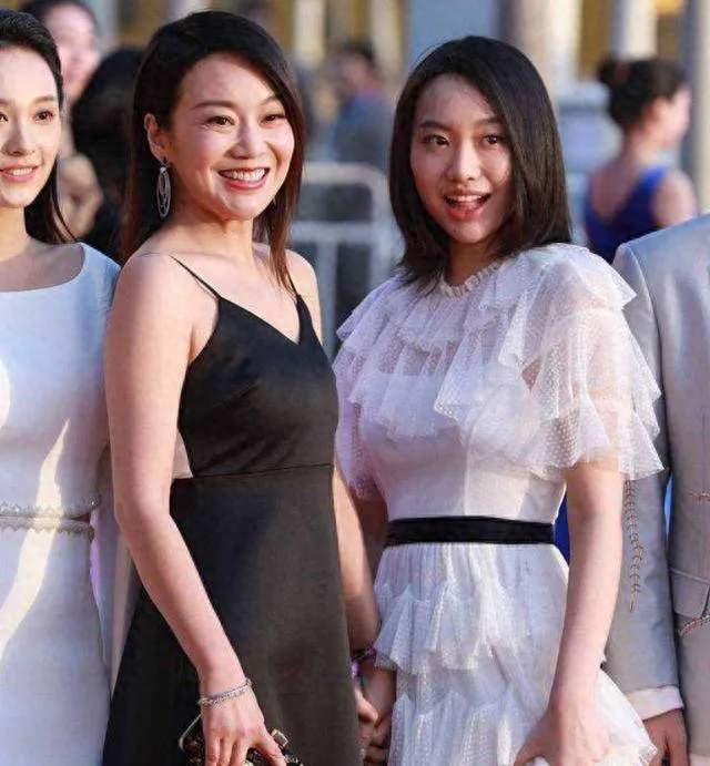 闫妮女儿被群嘲？对比藏了11年的星二代，才懂观众真正反感什么