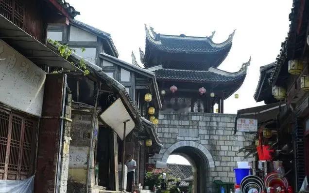 为了躲开长沙“秋老虎”的再次发威，自驾游来到了贵州。发现本地人开帝豪、埃安AIO