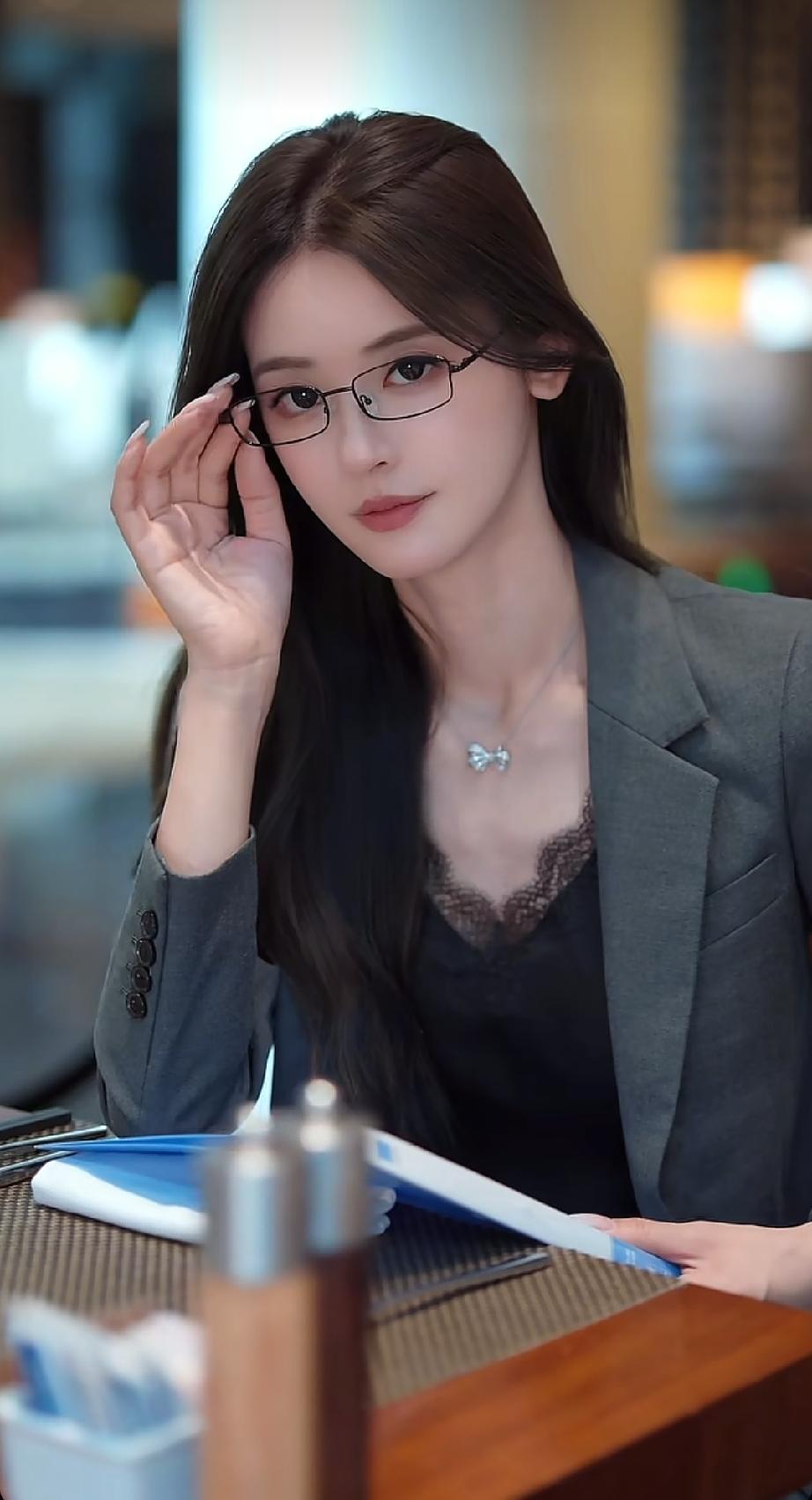 💞光影拾记｜第40期｜
车模五月儿的职业装倩影……
职业女裙装