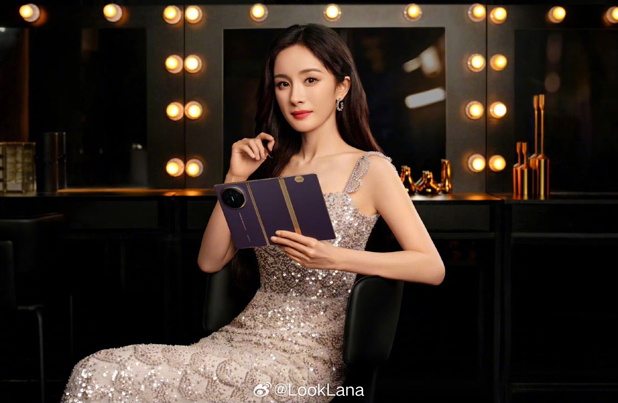 杨幂这身银色亮片裙也太衬气质了吧，就算是边补妆边拿华为Mate XTs 非凡大师