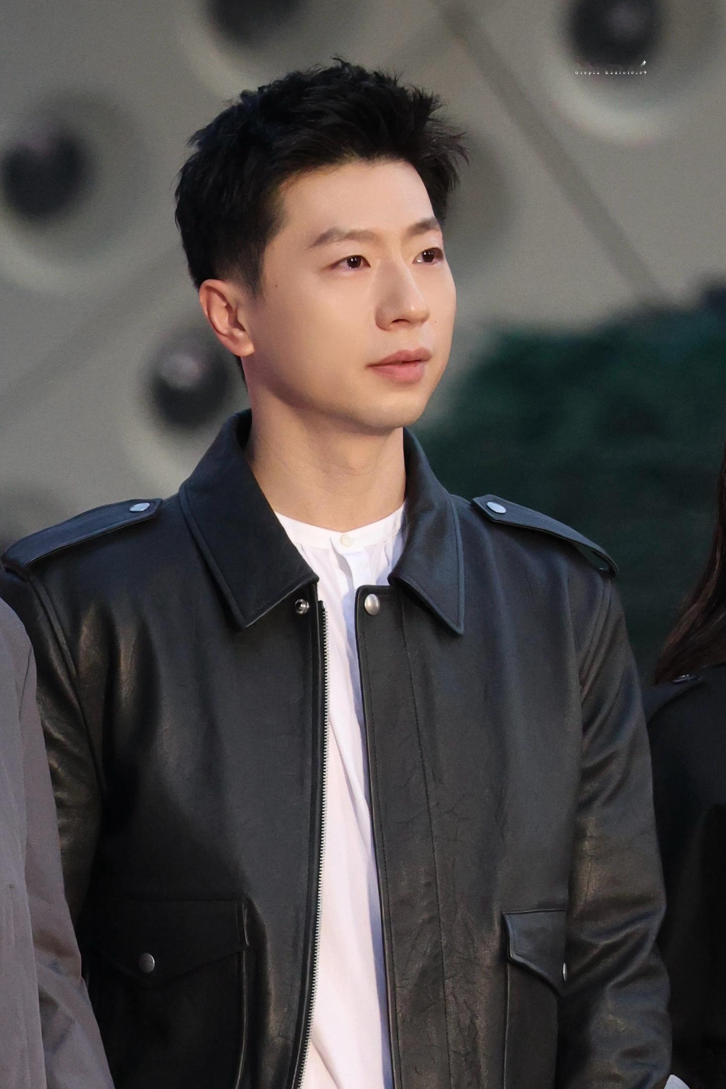 马龙Prada皮衣是我哥哥没错，是我那穿起皮衣利落又帅气的哥哥没错，是我那头小脸