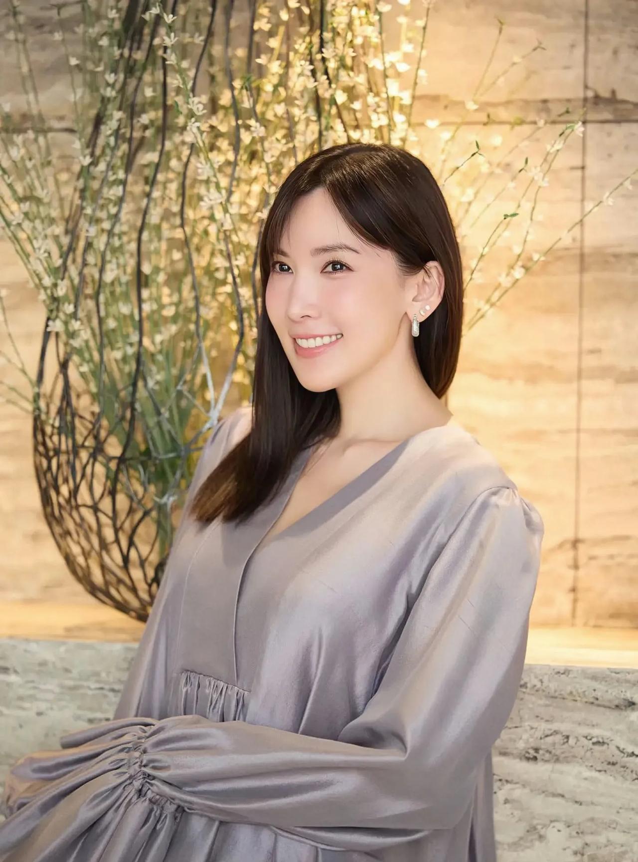 近日，林志颖的妻子陈若仪在社交媒体上分享了一组美照，照片中的她笑容满面，皮肤白皙