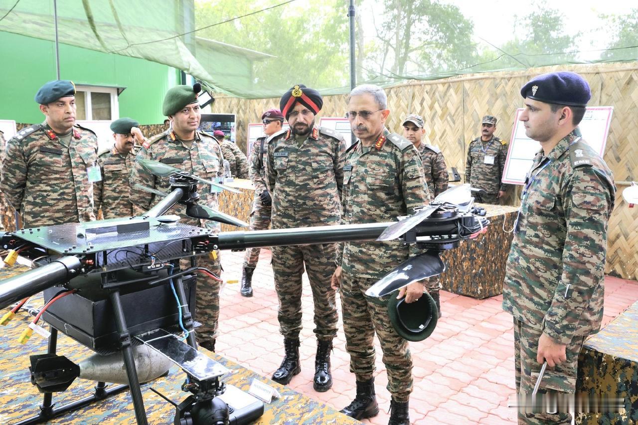 3月25日，在中印对峙的前线，印度陆军第3军团展示了，自行改造的无人轰炸机。这种