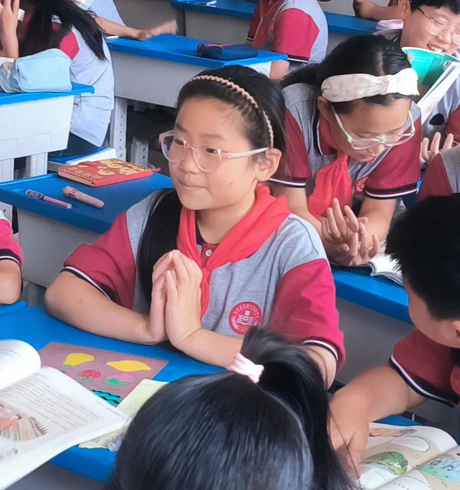 让学生写校名，这样的报道经常见到。

让一名学生而不是书法家写校名自然特别吸引人
