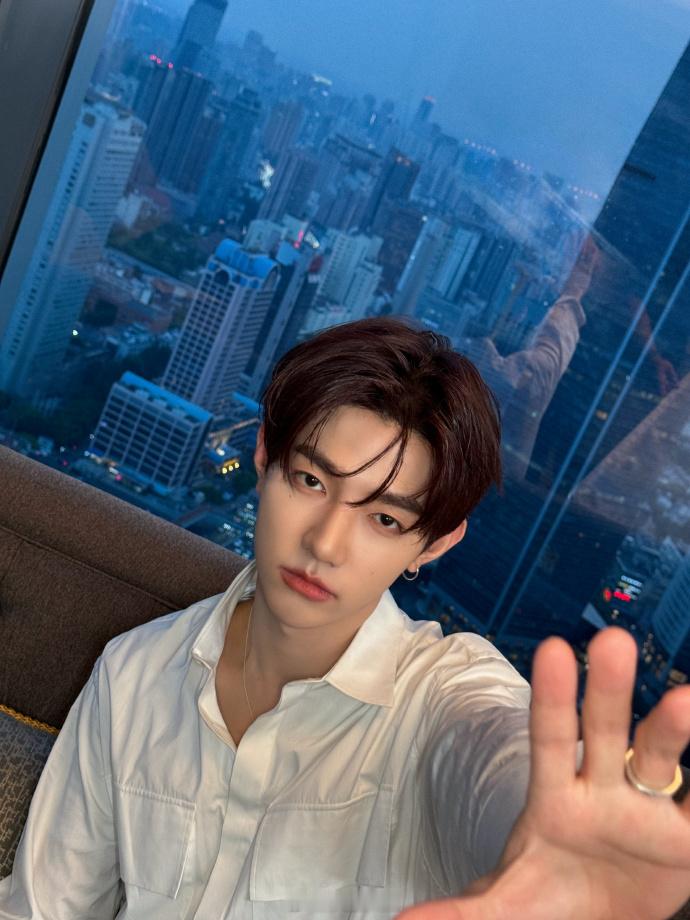 章昊嘟嘴随拍  章昊怼脸自拍  看章昊白衬衫花絮呈现的白衬衫look，那帅气俏皮