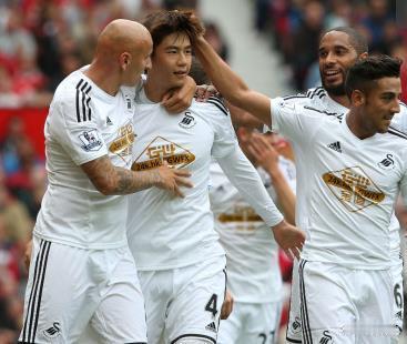 【半场-韩国国脚破红魔大门 曼联半场0-1落后斯旺西】北京时间8月17日，英超第