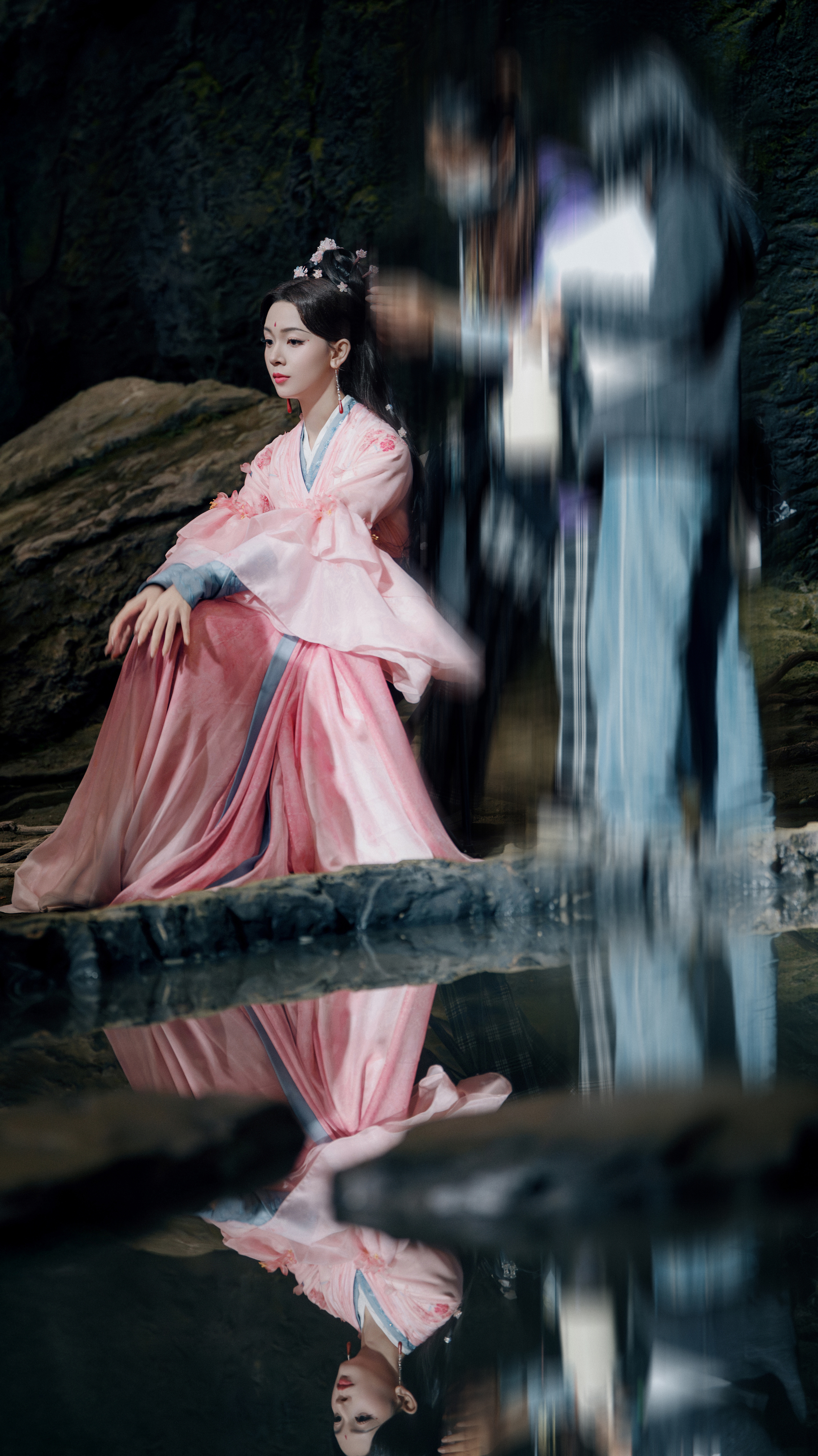 是新鲜的粉衣桃桃～～～这套也很美！！！ 《水龙吟》西方桃☽ 剧照-粉衣（粉蓝）+