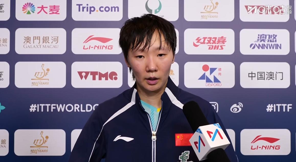 曼昱4-2拿下桥本帆乃香，比赛打到第五局时竟然触发了轮换发球法，
赛后采访时，曼