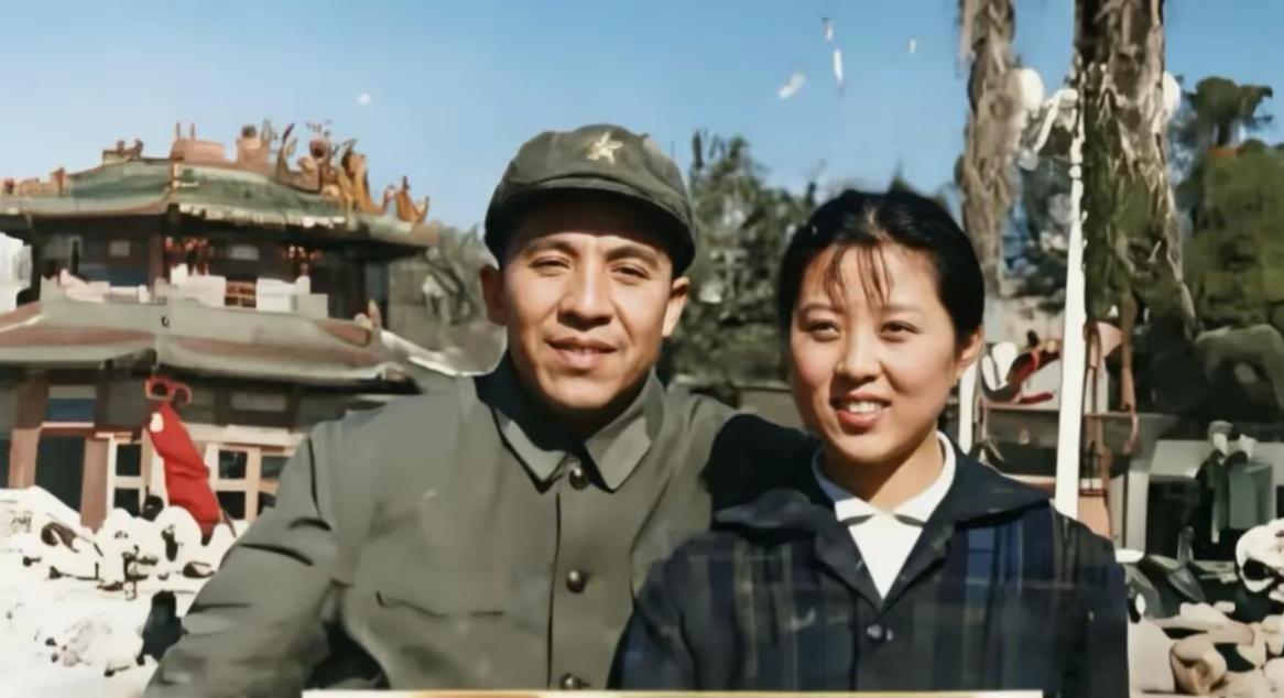 两位穿着复古服装的人站在户外。这是一张70年代的照片，非常珍贵，有认识的吗？一位